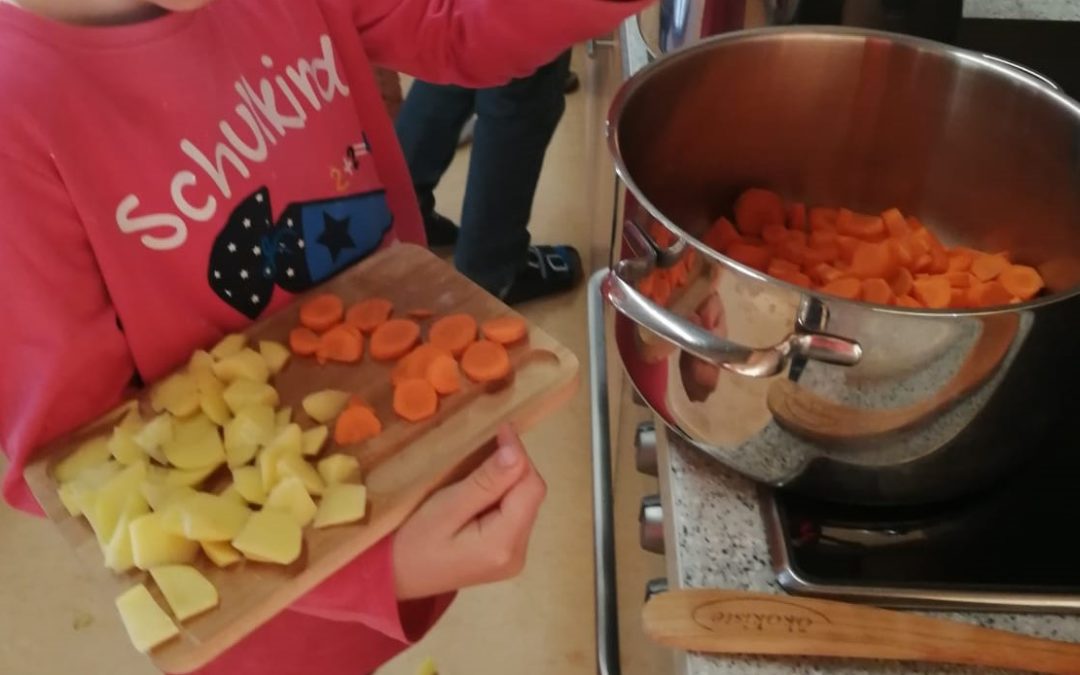 Wir kochen Karotten- und Gemüsesuppe